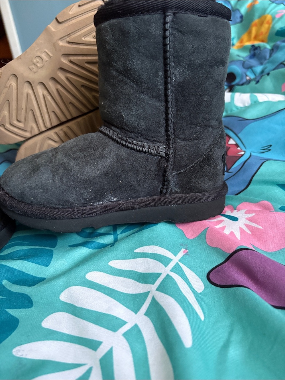 UGG Classic Short Boots - Chestnut and Black Pairs - Picture 13 of 16